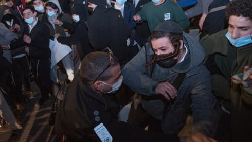 Colonos chocan con la policía por la muerte de Ahuvia Sandak. 