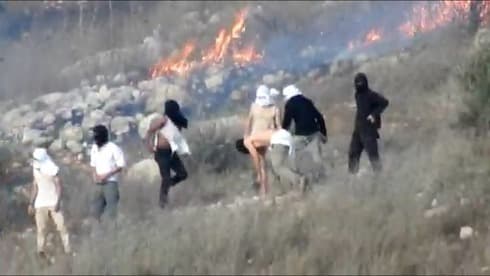Jóvenes radicales judíos arrojan piedras a palestinos e incendian sus campos el sábado. (Yesh Din) Residentes de asentamientos en Cisjordania arrojan piedras a los palestinos e incendian sus campos el sábado.