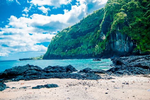 Costa de una de las tres islas que componen Comoras. 