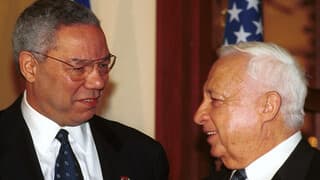 El Secretario de Estado estadounidense Colin Powell se reúne con el Primer Ministro electo Ariel Sharon el 25 de febrero de 2001.