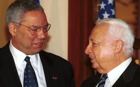 El Secretario de Estado estadounidense Colin Powell se reúne con el ex Primer Ministro electo de Israel, Ariel Sharon, el 25 de febrero de 2001. (Flash90) El Secretario de Estado estadounidense Colin Powell se reúne con el Primer Ministro electo Ariel Sharon el 25 de febrero de 2001.
