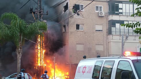 Un bloque de apartamentos en Nahariya tras ser alcanzado por un cohete durante la guerra del Líbano de 2006. (Ahiya Raved) Un bloque de apartamentos en Nahariya tras ser alcanzado por un cohete durante la guerra del Líbano de 2006.