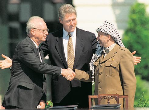 Yitzhak Rabin, Bill Clinton y Yasser Arafat, durante la firma de los Acuerso de Oslo, en 1993. (AP) Yitzhak Rabin, Bill Clinton y Yasser Arafat, durante la firma de los Acuerso de Oslo, en 1993.