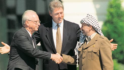 Yitzhak Rabin, Bill Clinton y Yasser Arafat, durante la firma de los Acuerso de Oslo, en 1993.