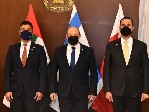 El primer ministro Naftali Bennett (centro) con el embajador de Bahrein, Khaled Al Jalahma (derecha), y el embajador de Emiratos, Mohammed Al Khajah. (Haim Tzah/GPO) El primer ministro Naftali Bennett (centro).