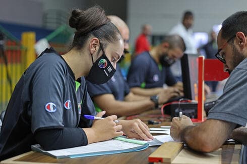 Amira Ismail cuenta puntos y faltas durante un partido de baloncesto en la ciudad de Gaza. (AFP) Amira Ismail cuenta puntos y faltas durante un partido de baloncesto en la ciudad de Gaza.