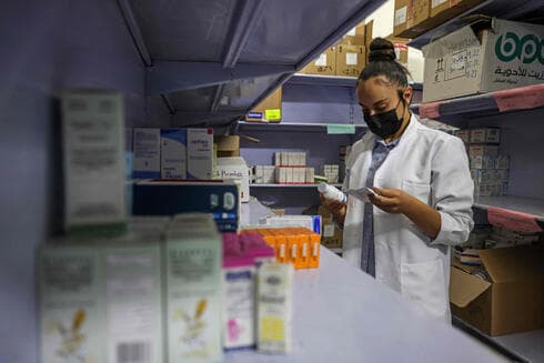Amira Ismail trabaja en turnos diurnos en un hospital después de completar su licenciatura en farmacología en la ciudad de Gaza. (AFP) Amira Ismail trabaja en turnos diurnos en un hospital después de completar su licenciatura en farmacología en la ciudad de Gaza.