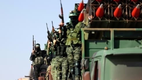 Militantes de Hamás desfilan mostrando su armamento misilìstico, pocos días después de finalizado el último conflicto con Israel. 
