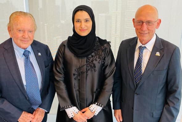 Shimon Sarid, CEO de SpaceIL, Sarah Al-Amiri y Morris Kahn. 