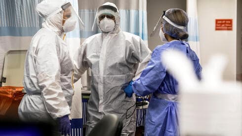 Personal médico dentro del pabellón de coronavirus en el Centro Médico Sheba en Ramat Gan. (Reuters) Personal médico dentro del pabellón de coronavirus en el Centro Médico Sheba en Ramat Gan.