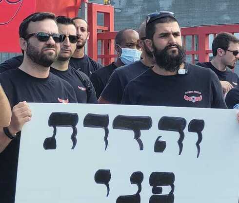 El Comisionado de Bomberos argumenta que el vello facial afecta la protección de las máscaras reglamentarias y ponen en peligro a los bomberos. (Niv Art) Protesta Bomberos