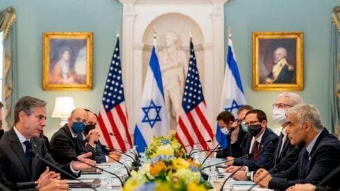 El secretario de Estado, Antony Blinken (primero a la izquierda), y el canciller Yair Lapid (primero a la derecha), durante una reunión en Washington. (AP) El secretario de Estado, Antony Blinken (primero a la izquierda), y el canciller Yair Lapid (primero a la derecha), durante una reunión bilateral el 13 de octubre de este año.
