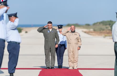 El jefe de la fuerza aérea emiratí, Ibrahim Nasser Muhammed al-Alawi, aterriza en Israel y se reúne con el jefe de la fuerza aérea israelí Amikam Norkin, para observar el ejercicio "Bandera Azul". (Portavoz de las FDI) El jefe de la fuerza aérea emiratí, Ibrahim Nasser Muhammed al-Alawi, aterriza en Israel y se reúne con el jefe de la fuerza aérea israelí Amikam Norkin, para observar el ejercicio "Bandera Azul".