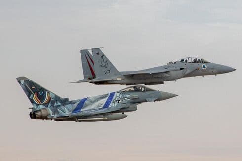 Un F-15 israelí y un Eurofighter alemán vuelan juntos cerca de Jerusalem como parte de una demostración de los estrechos lazos entre Israel y Alemania. (Portavoz de las FDI) Un F-15 israelí y un Eurofighter alemán vuelan juntos cerca de Jerusalem como parte de una demostración de los estrechos lazos entre Israel y Alemania.