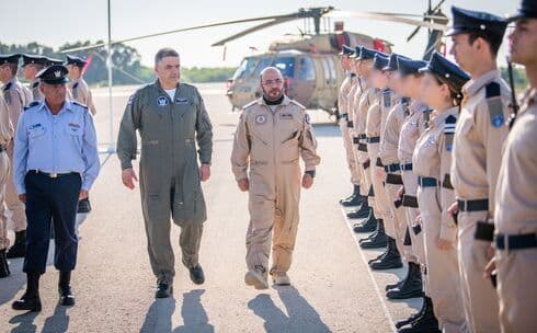 El jefe de la fuerza aérea emiratí, Ibrahim Nasser Muhammed al-Alawi, aterriza en Israel y se reúne con el jefe de la fuerza aérea israelí Amikam Norkin, para observar el ejercicio "Bandera Azul". (Portavoz de las FDI) El jefe de la fuerza aérea emiratí, Ibrahim Nasser Muhammed al-Alawi, aterriza en Israel y se reúne con el jefe de la fuerza aérea israelí Amikam Norkin, para observar el ejercicio "Bandera Azul".