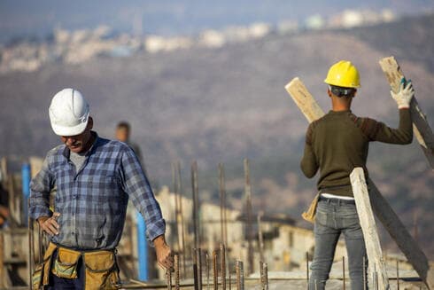 Construcción de nuevas casas en el asentamiento judío de Bruchin en Cisjordania, cerca de la ciudad palestina de Nablus. 