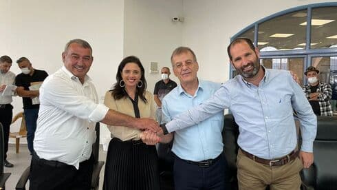 La ministra del Interior, Ayelet Shaked, junto a jefes de localidades drusas y circasianas. La ministra del Interior, Ayelet Shaked, junto a jefes de localidades drusas y circasianas.