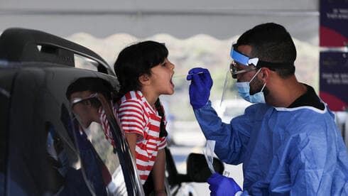 Un niño atraviesa una prueba de coronavirus en Jerusalem. 