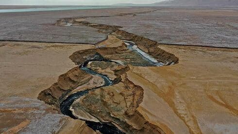 Río que fluye hacia el Mar Muerto. 