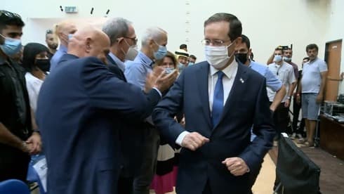 Herzog es aplaudido y saludado por Issawi Frej, ministro israelí oriundo de Kfar Qassem. (Abi Kanner) Herzog Frej