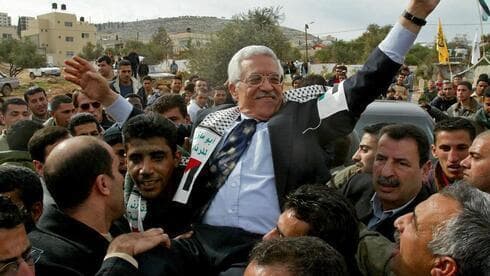 El líder palestino Mahmoud Abbas durante una visita de campaña al campo de refugiados de Jenin. 