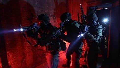 Las tropas israelíes allanan cerca de Jenin. 