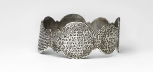 Brazalete de amuleto inscrito con los dos primeros párrafos de la oración Shemá y el Salmo 91:1 en griego. (Museo de Israel) Brazalete de amuleto inscrito con los dos primeros párrafos de la oración Shemá y el Salmo 91:1 en griego.
