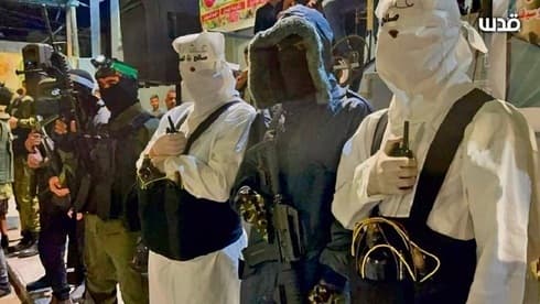 Militantes en Jenin con chalecos suicidas falsos. 