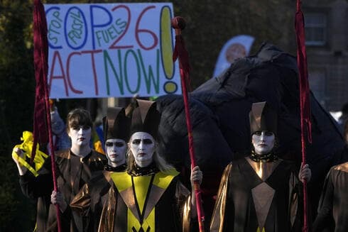 Activistas climáticos de la organización Extinction Rebellion se manifiestan contra el cambio climático antes del inicio de la conferencia COP26. (AP) Activistas climáticos de la organización Extinction Rebellion se manifiestan contra el cambio climático en Glasgow antes del inicio de la conferencia COP26.