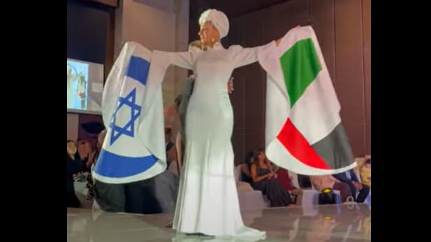 La cantante israelí Narkis muestra las banderas de Israel y Emiratos Árabes Unidos tras su presentación en el festival de moda en Dubai. (Youtube) La cantante israelí Narkis muestra las banderas de Israel y Emiratos Árabes Unidos tras su presentación en el evento de moda en Dubai..