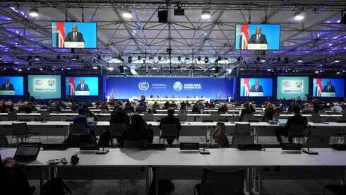 El presidente de la Asamblea General de las Naciones Unidas, Abdulla Shahid, aparece en la pantalla mientras habla al inicio de la Conferencia de las Naciones Unidas sobre el Cambio Climático (COP26) en Glasgow.