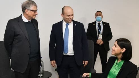 Gates y Bennett junto a la ministra de Energía de Israel, Karine Elharrar. 