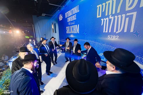 Emisarios de Jabad Lubavitch bailan sobre el escenario durante la conferencia en Nueva York. (Haim Tuito) Emisarios de Jabad Lubavitch bailan sobre el escenario durante la conferencia.