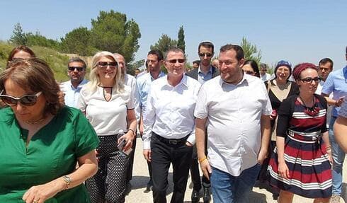 Legisladores de derecha y líderes colonos visitan el antiguo asentamiento de Homesh en el norte de Cisjordania, 16 de mayo de 2019. (Roee Hadai) Legisladores de derecha y líderes colonos visitan el antiguo asentamiento de Homesh en el norte de Cisjordania, 16 de mayo de 2019.