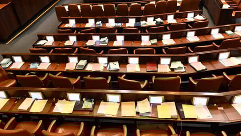 El proyecto de presupuesto, en una Knesset vacía, espera a los legisladores. 