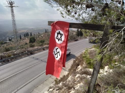 La bandera nazi colgada del poste. 