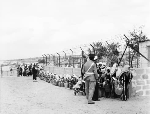 Refugiados palestinos forman fila para recibir alimentos de la UNRWA en un campo de Gaza el 9 de noviembre de 1956. (AFP) Refugiados palestinos forman fila para recibir alimentos de la UNRWA en un campo de Gaza el 9 de noviembre de 1956.