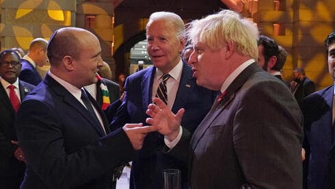 Bennett en Escocia, en una charla distendida con Joe Biden y Boris Johnson. 