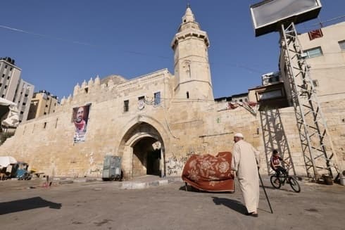 Bassam Barbakh camina frente al centenario castillo Barquq de Khan Yunis, donde se produjeron fuertes enfrentamientos en 1956. (AFP) Bassam Barbakh camina frente al centenario castillo Barquq de Khan Yunis, donde se produjeron fuertes enfrentamientos en 1956.