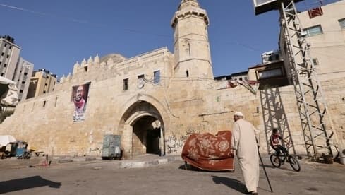 Bassam Barbakh camina frente al centenario castillo Barquq de Khan Yunis, donde se produjeron fuertes enfrentamientos en 1956.