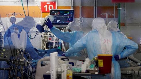 Médicos atienden a un paciente con coronavirus en un hospital de Israel. 