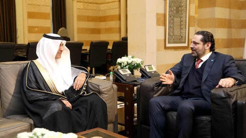 El primer ministro libanés Saad Hariri (derecha) durante una reunión con el enviado saudita Nizar al-Aloula en Beirut en 2018. (AFP) El primer ministro libanés Saad Hariri (derecha) durante una reunión con el enviado saudita Nizar al-Aloula en Beirut en 2018.