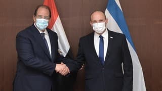 El ministro de Inteligencia egipcio, Abbas Kamel, con el primer ministro Naftali Bennett.