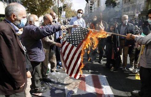 Iraníes prenden fuego una bandera de Estados Unidos durante la conmemoración del 42 aniversario de la crisis de los rehenes. (EPA) Iraníes prenden fuego una bandera de Estados Unidos durante la conmemoración del 42 aniversario de la crisis de los rehenes en 1979.