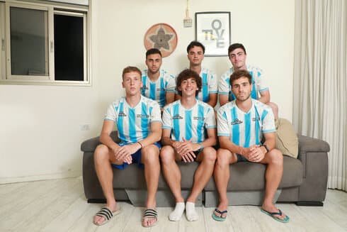 Los jóvenes viven en grupos de seis en departamentos de Tel Aviv. 
