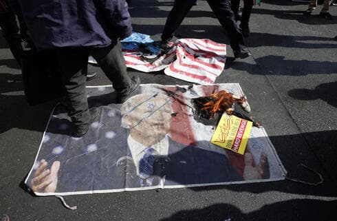 Iraníes pisan una imagen del presidente estadounidense Joe Biden durante la manifestación celebrada para conmemorar los 42 años de la toma de la Embajada de Estados Unidos. (EPA) Manifestantes iraníes pisan una imagen del presidente estadounidense Joe Biden durante la manifestación para conmemorar los 42 años de la toma de la Embajada de Estados Unidos.