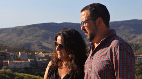 Anne Aletá, izquierda, y Moisés Cohen en su bodega Clos Mesorah Estate en 2018. (David Silverman / Getty Images) Anne Aletá, izquierda, y Moisés Cohen en su bodega Clos Mesorah Estate en 2018.
