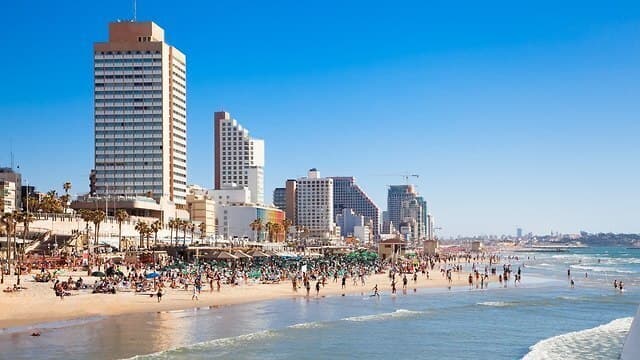 Frente a la playa de Tel Aviv. 