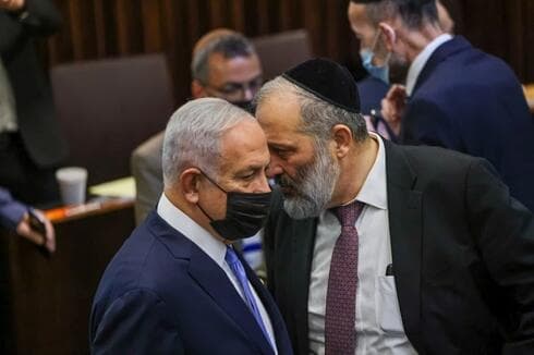 Netanyahu y Deri, dos de las voces opositoras que se alzaron contra Galei Tzahal, la emisora de radio operada por las FDI. (Noam Moshkovitz) Netanyahu Deri