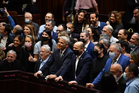 Después de tres días de sesión, la coalición posa para una foto de celebración. (Yoav Davidkovich) Gobierno Israel Knessett